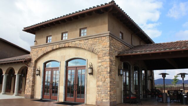 Monte De Oro Winery front of building